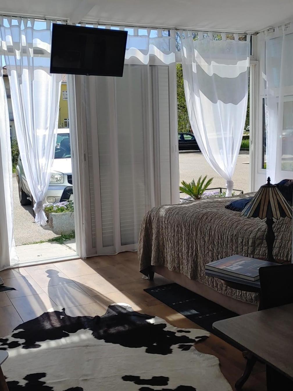 Appartement Piccolo à Knin Extérieur photo